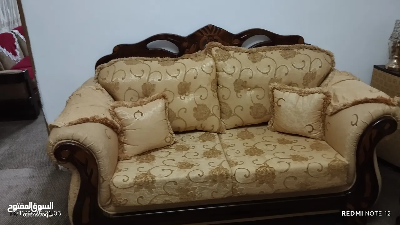 طقم كنب 7 مقاعد مستعمل شبه جديد خشب قوي و تفصيل ممتاز . موجود في بيتا نابلس . المعني يتواصل على الرق