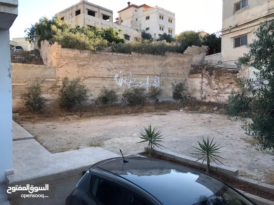عمارة من 3 شقق مساحة 320 م وارض فارغة ياجوز منطقة الرشيد حي جعفر قرب اخر موقف للباصات