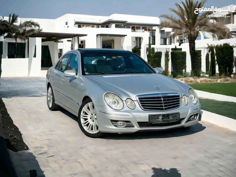 MERCEDES E280 3.0 V6  LOW MILEAGE  FULL OPTOIN ORIGNAL PAINT   GCC  WELL MAINTAINED