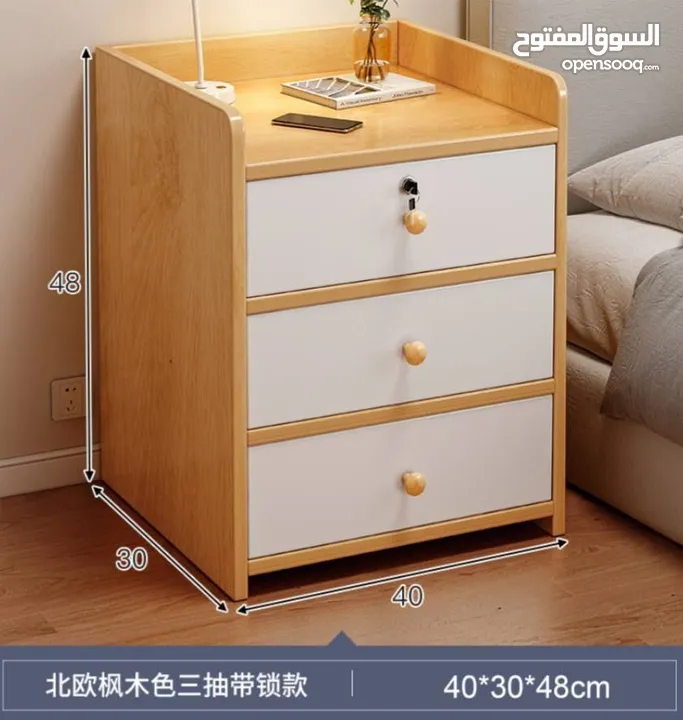 كومدينا خشب أنيقة وعملية، 3 جرارات ودرج علوي فيه قفل عشان تحفظ أغراضك الخاصة بأمان! تصميم مرتب وناعم