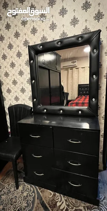 غرفتين نوم بحاله نظيفة خشب بحريني