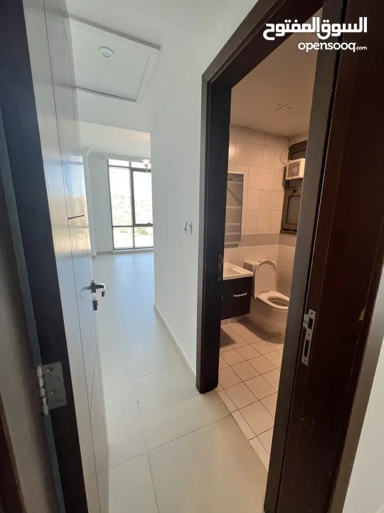 شقه غرفتين نوم للبيع في بوشر شارع المها مساحة 120 متر مع موقف خاص
