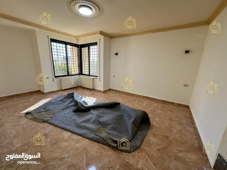 شقة مميزة - خلدا - 4نوم 1ماستر - 300م داخلي - ارضية مع ترسات وحديقة بمساحة 400م - قرب الخدمات