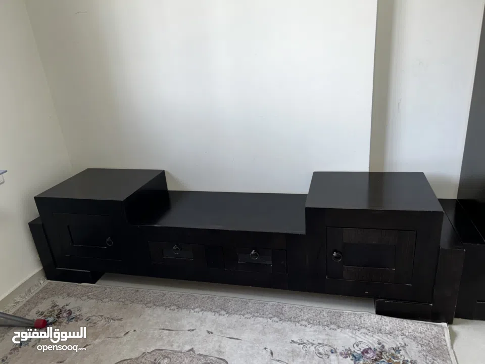 بوفيه ومزنون خشب زان مرتب وتقيل تفصيل  ومحلي لون اسود على بني تقريبا .. بحالة ممتازة شبه جديد