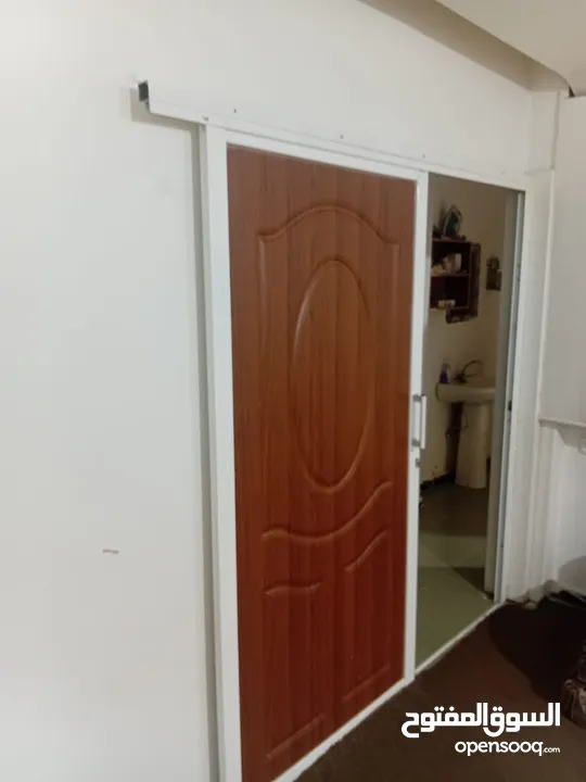 باب الامنيوم شبه جديد