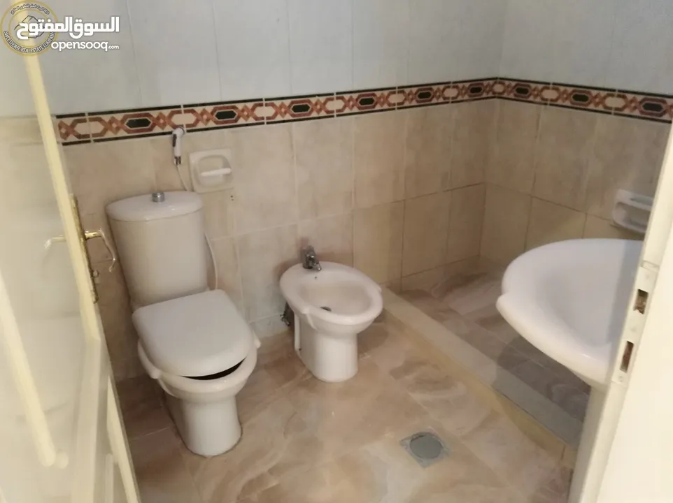 شقة أرضية مميزة للبيع في خلدا  - خلف الموفنبيك وقرب لاكي 210م مع حديقة وترسات 80م