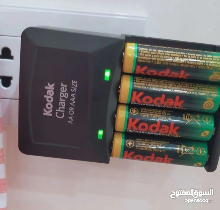 شاحن بطاريات + 4 بطاريات نوع كوداك Kodak اصلي للبيع بسعر مناسب