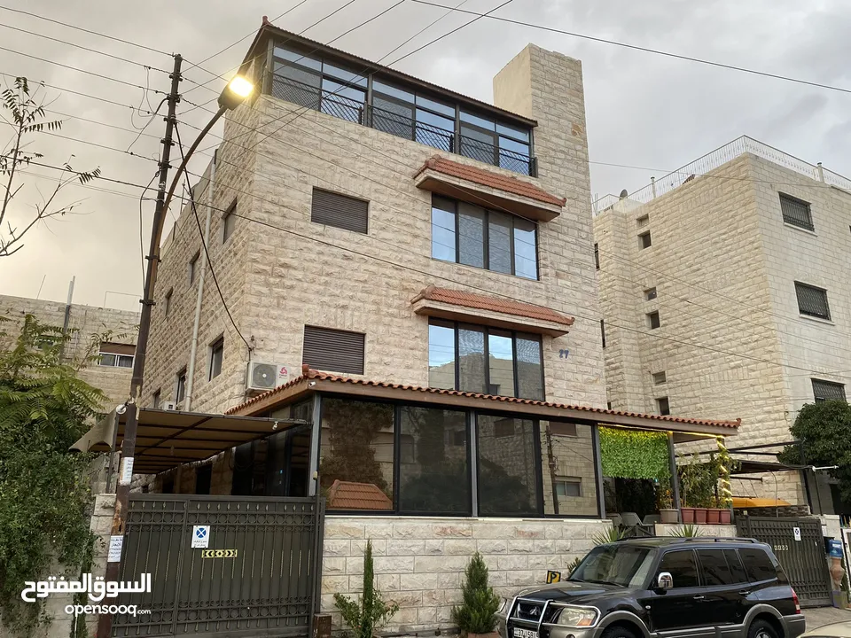عماره ثلاث طوابق وروف بمواصفات خاصه للبيع في جبل الحسين
