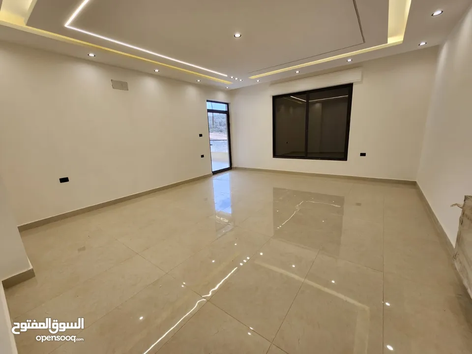مجمع تجاري في عمان الغربية ،بعائد استثماري مرتفع للبيع