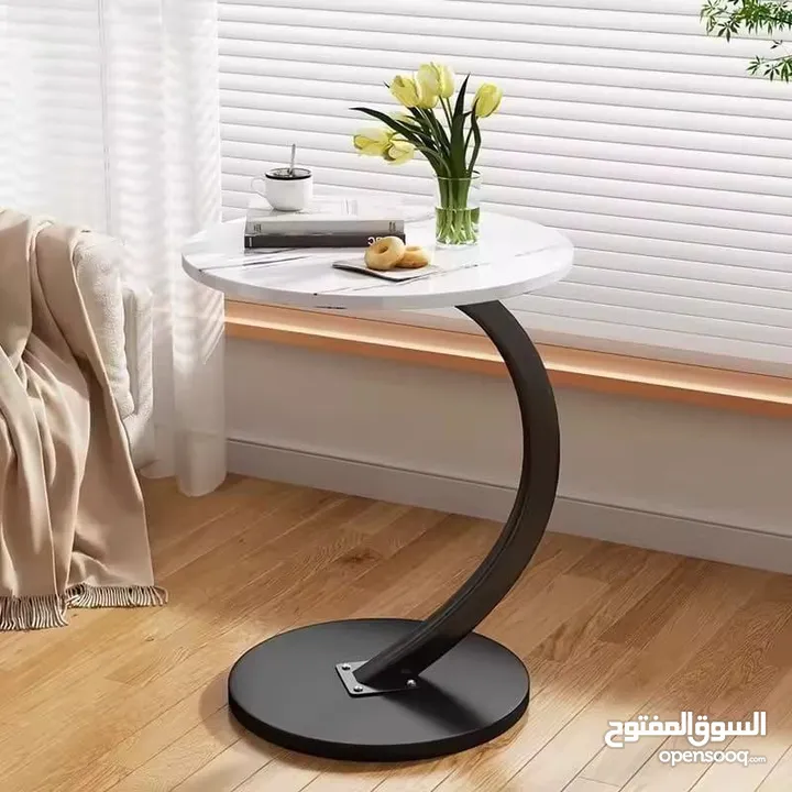 طاولة جانبية مستديرة على شكل حرف C، الحل المثالي لكل مكان! رح تغنيكي عن السكملي التقليدية.
