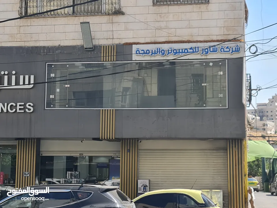 محل تجاري للايجار بالقرب من وسط البلد في مدينة الخليل مع واجهة بارزة على الشارع الرئيسي