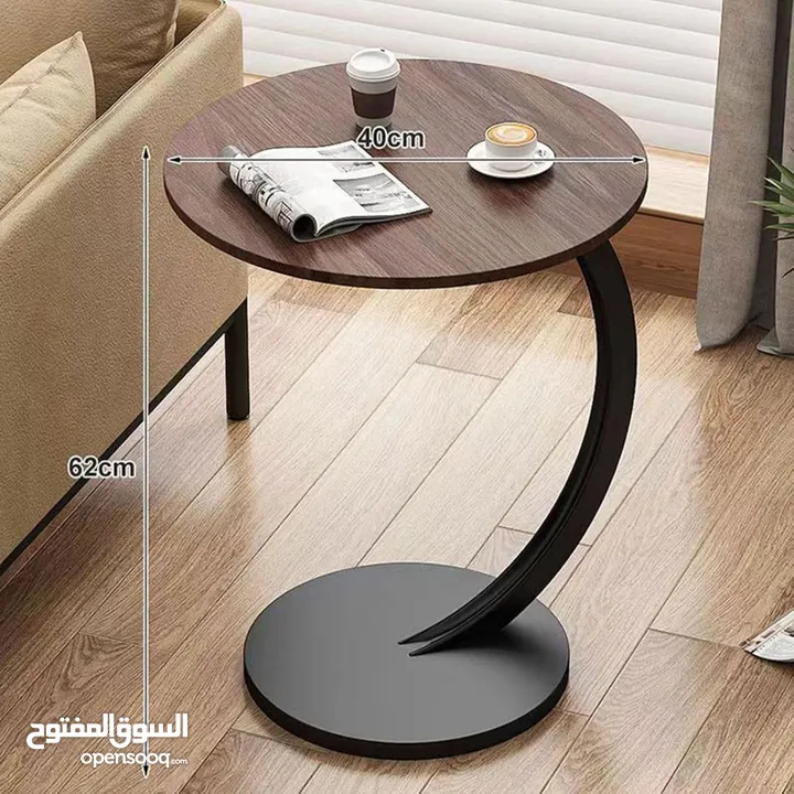طاولة جانبية مستديرة على شكل حرف C: