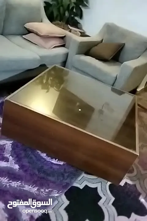 طاولة وسط كبيرة مربعة خشب ثقيل وطاولة شاشه نفس اللون طقم خشيب ثقيل وليس تجاري