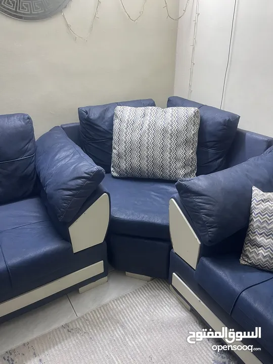 كنب مودرن مستعمل بحالة جيده للبيع بسعر مغري