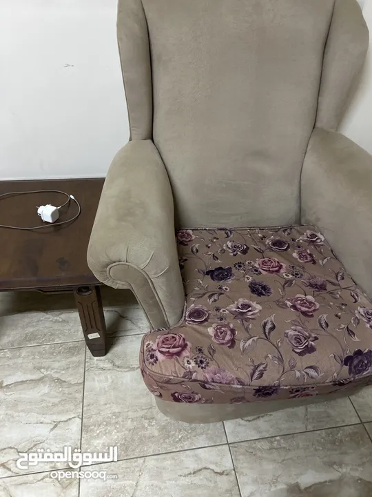 طقم كنب 9 مقاعد مستعمل للبيع – نظيف ولون بيج