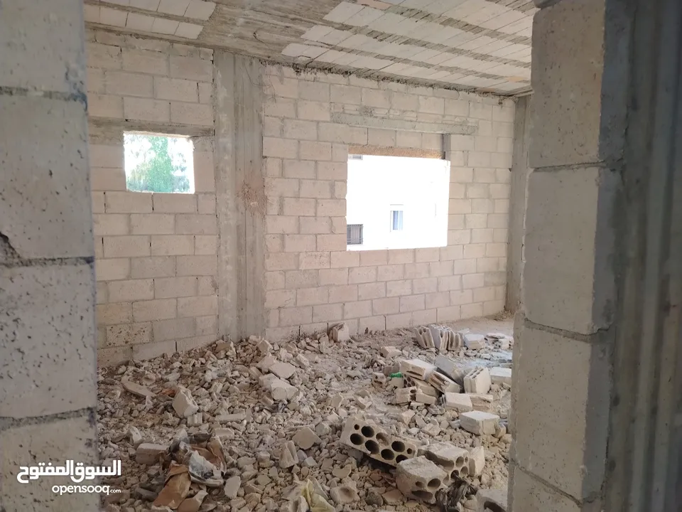 منزل عظم المغاريب واجهة حجر ثلاث طوابق