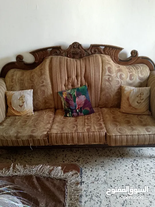 طقم كنب ومورس وبوفيه3قطع بحالة جيدة جدا