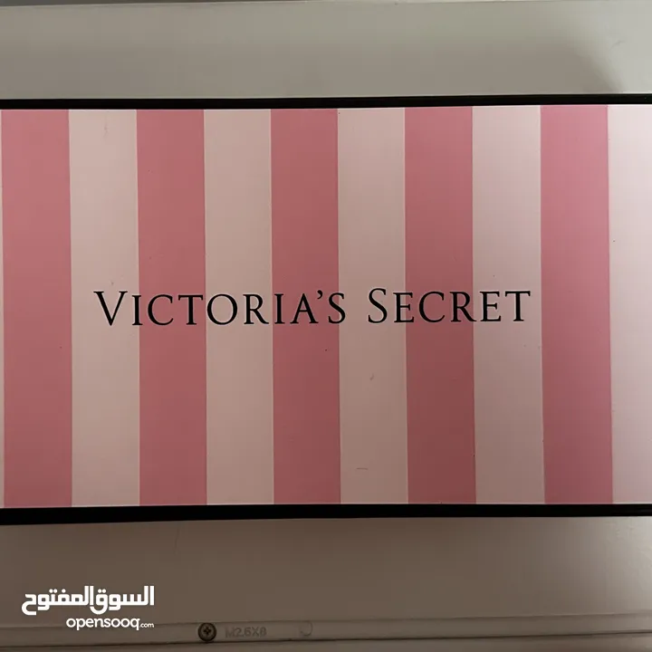 جزدان مصاري حجم مستطيل كوبي اول فيكتوريا سيكريت ، اذا بدكم معلومات اكتر تواصلو معي ، لكنو نفس الصور