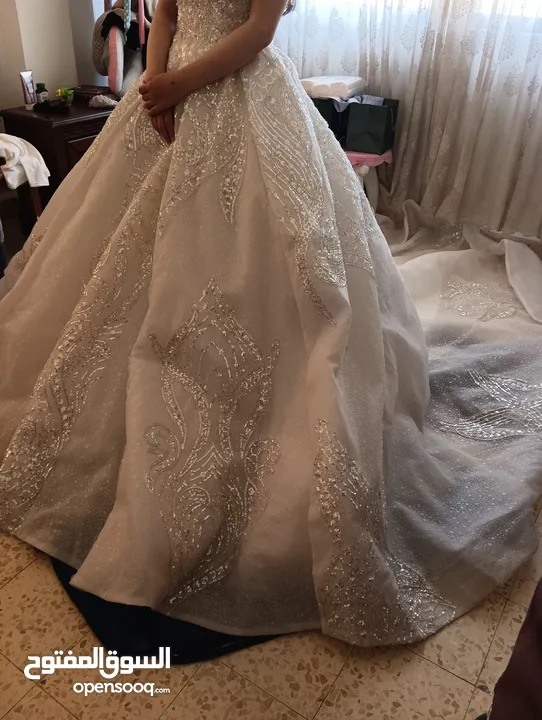 فستان عروس ( شبه جديد ) مع كمالياته طرحة شك خرز وبرنس وتاج للبيع مش للاجار استعمال مرة واحدة لعروس.