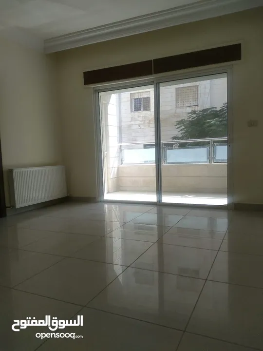شقة مميزة - الرابية - 4نوم - بلكونتين بإطلالــــه مميزة - قرب الخدمات العامة