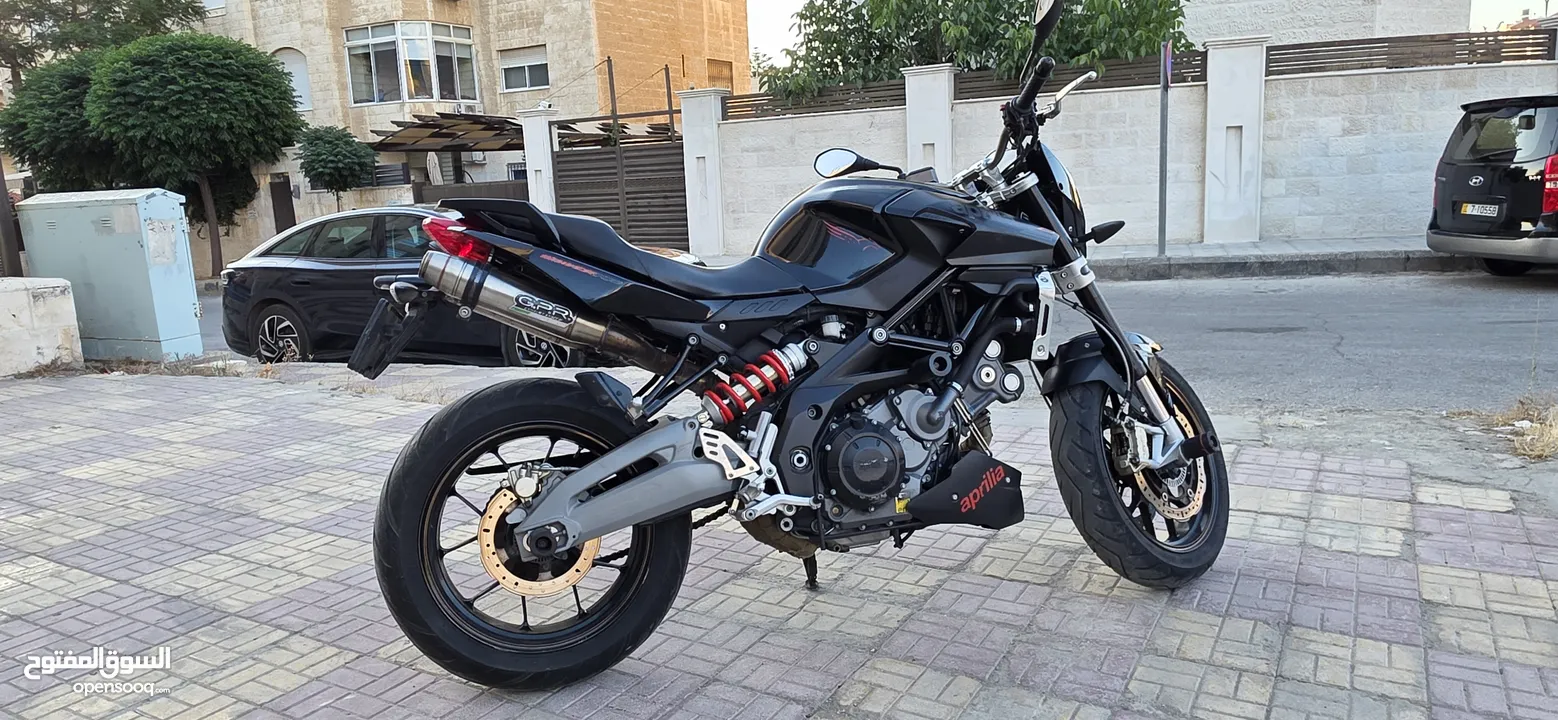 دراجة ابريليا 750 cc بحالة ممتازة 2016 ماشية 24000 فقط مالك ثاني صيانة دورية في الشركة 3200 دينار