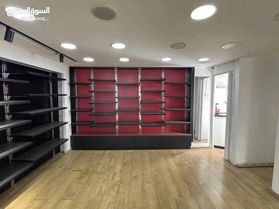 ديكور محل: رفوف ومكتب استقبال