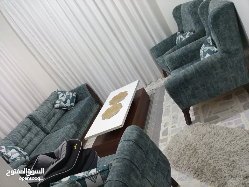 طقم كنب مستعمل بحالة الممتاز و الجديد  للبيع  بحاجه دهان شخوط فقط بسبب النقل