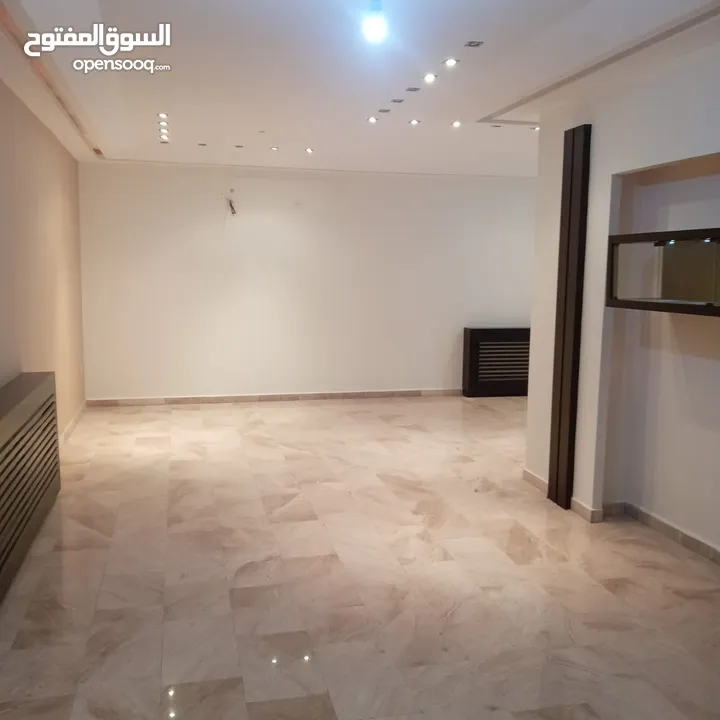 خلدا ـ شقه ارضيه فارغه للايجار ـ 200 متر داخلي  200 متر خارجي + حديقه مشجره - كراج خاص