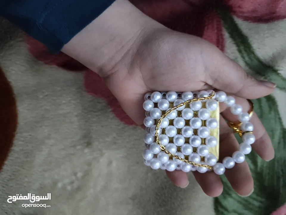 ميداليات واساور وتوزيعات أعراس وحقائب من الخرز