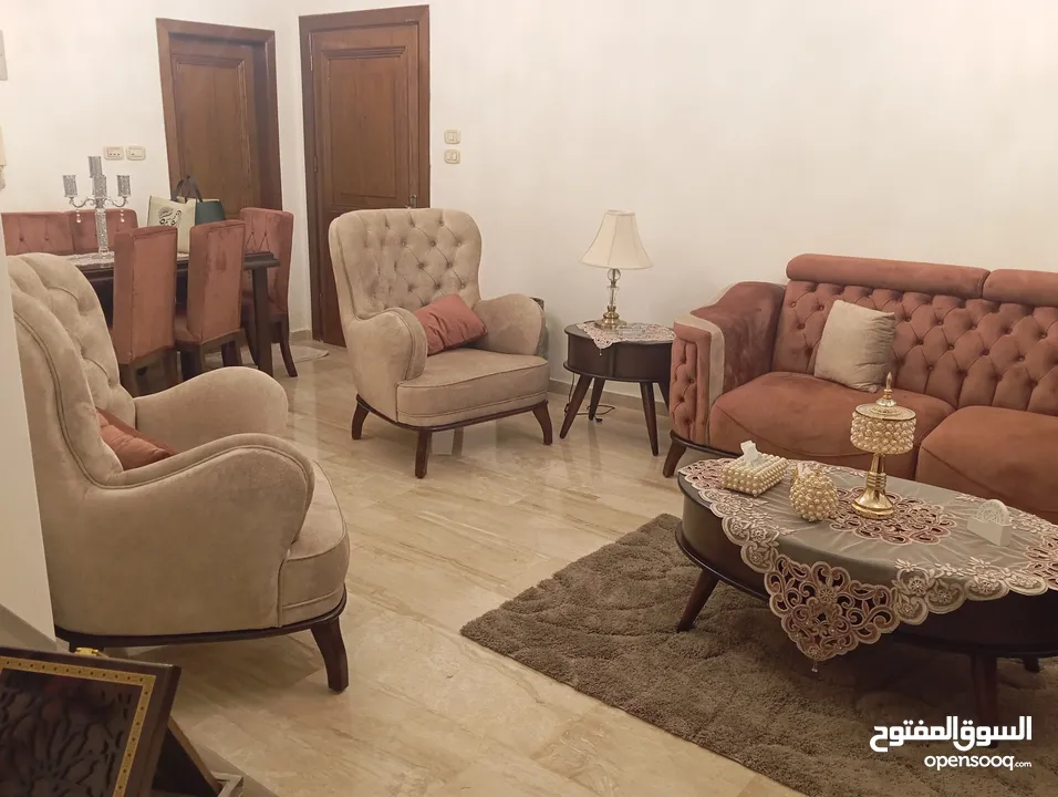 طقم كنب ضيوف فاخر و طاولة سفرة وطاولة وسط