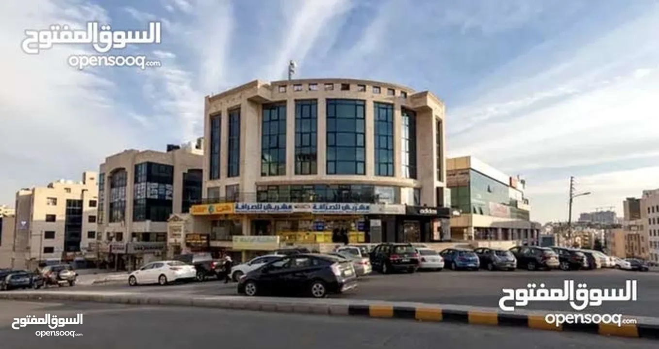 مكتب فاخر 40 م ( غرفة مدير عام مستقله بالكامل) حمام و مطبخ  مفروش بموقع حيوي