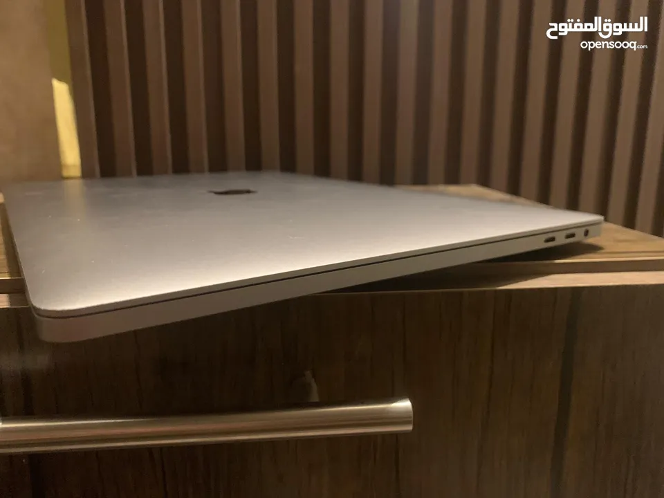 شاشة كبيرة جدا Macbook pro 16 inch  (شبه جديد مع كرتونة) شاحن جديد من ابل ومكفول بسعر مغري جدا
