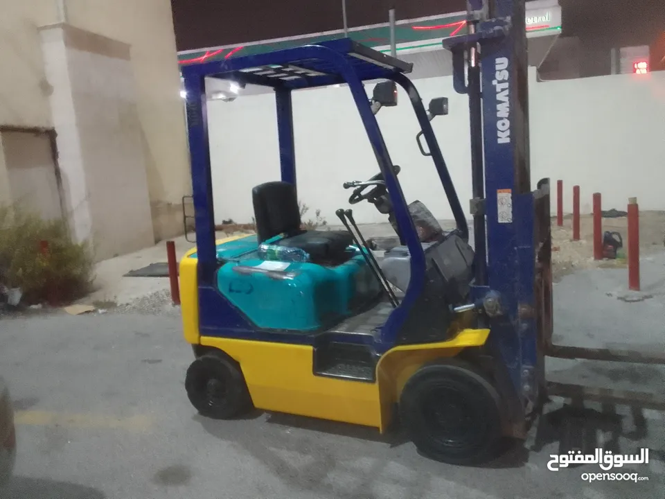 رافعة نوع كوماتسو بنزين حمولة طن ونص بحالة الوكالة للبيع