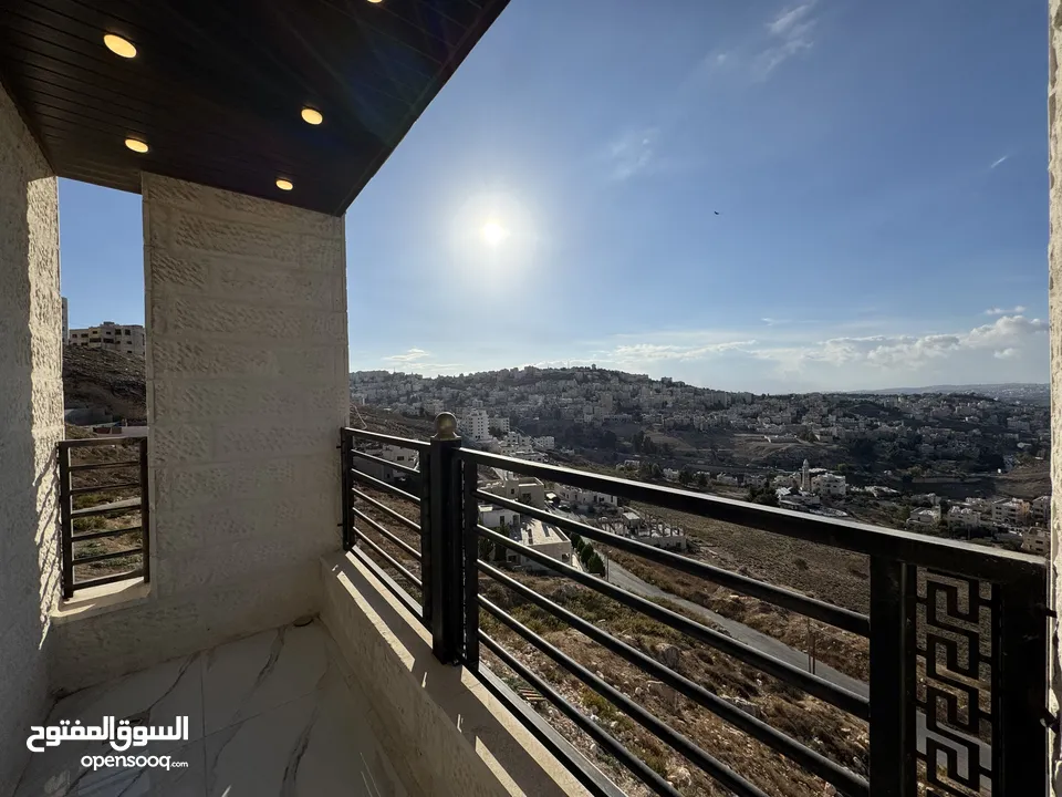 شقة طابق ارضي معلقة مساحة 165م بإطلالة دائمة للبيع في اجمل مناطق صويلح بالقرب من الجبيهة