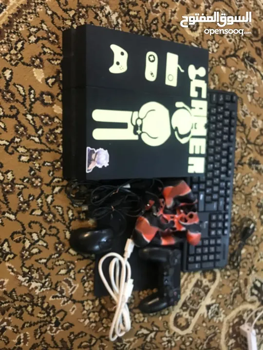 PS4بحالت الوكاله ممتاز معه ايد وحده ويد خربانه دينارين بتصلحها