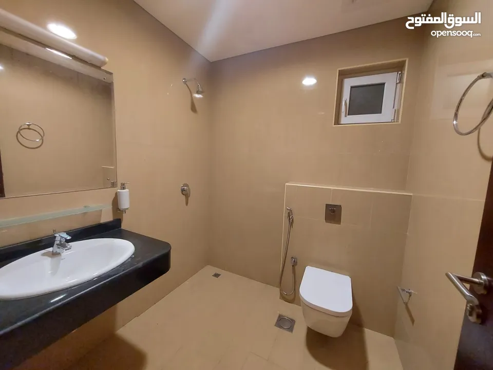 4 Bedrooms Villa for Rent in Madinat Sultan Qaboos REF:1016AR