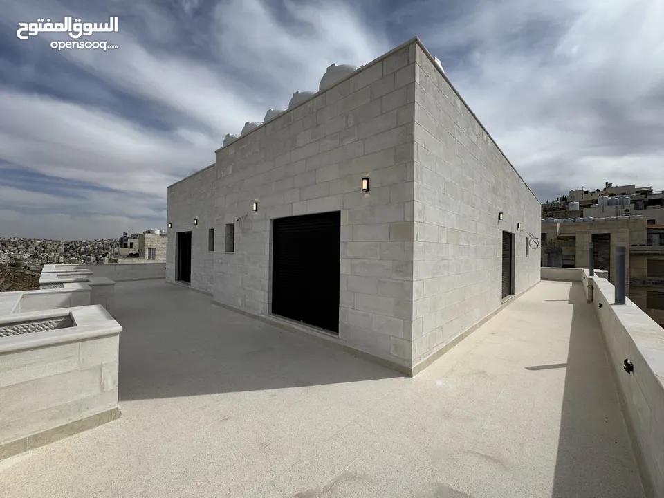 شقة روف باطلالة مميزة مساحة بناء 155م داخلي و 165م ترس بسعر مميز في عبدون