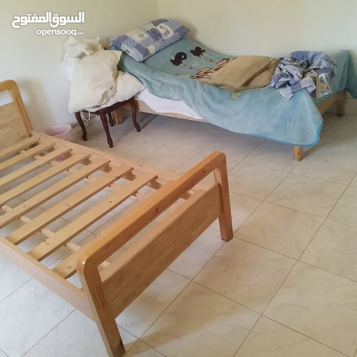 سرير عدد 2 مستعمل حشب زان بحالة جيدة جدا مع فرشات للبيع