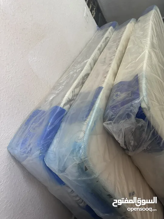 ثلاث فرشات تخت مفرد بحالة الجديد