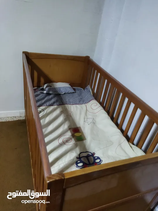 سرير اطفال ماركة  Mothercare  صناعة بريطانيه    أبعاده  140 *70*88