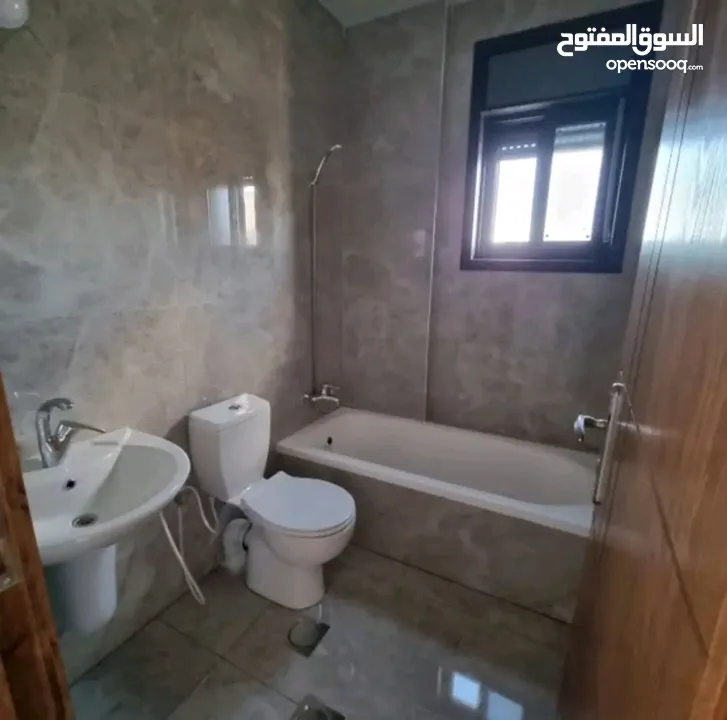 شقة مع مطبخ وساعة ماء وكهرباء قرب عسل وبصل