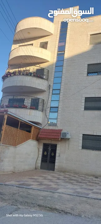 شقة طابقية للبيع خلف الواو و الونك و مسجد المهتدون الزرقاء الجديدة.. لعائلة مغتربين استعمال قليل