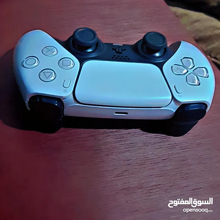 يد بليستيشن 5 نوع Sony استعمال خفيف وشغالة 100٪ وسبب البيع انها موجودة بدون اي داعي واضطريت ابيعها