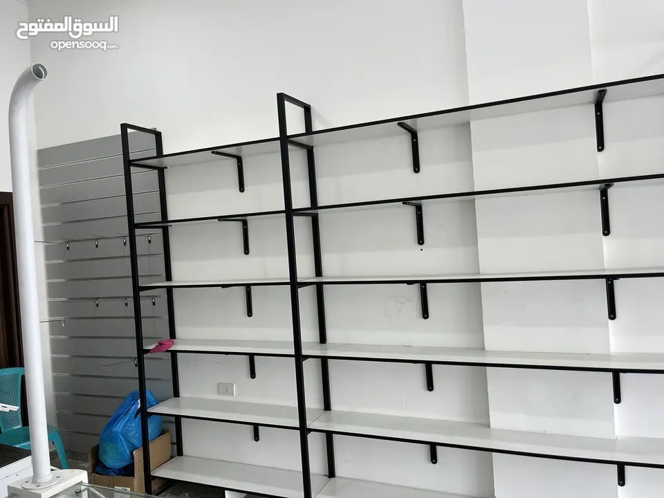 ديكور كامل ارفف و ألواح تعليق وبترينات بحالة ممتازة