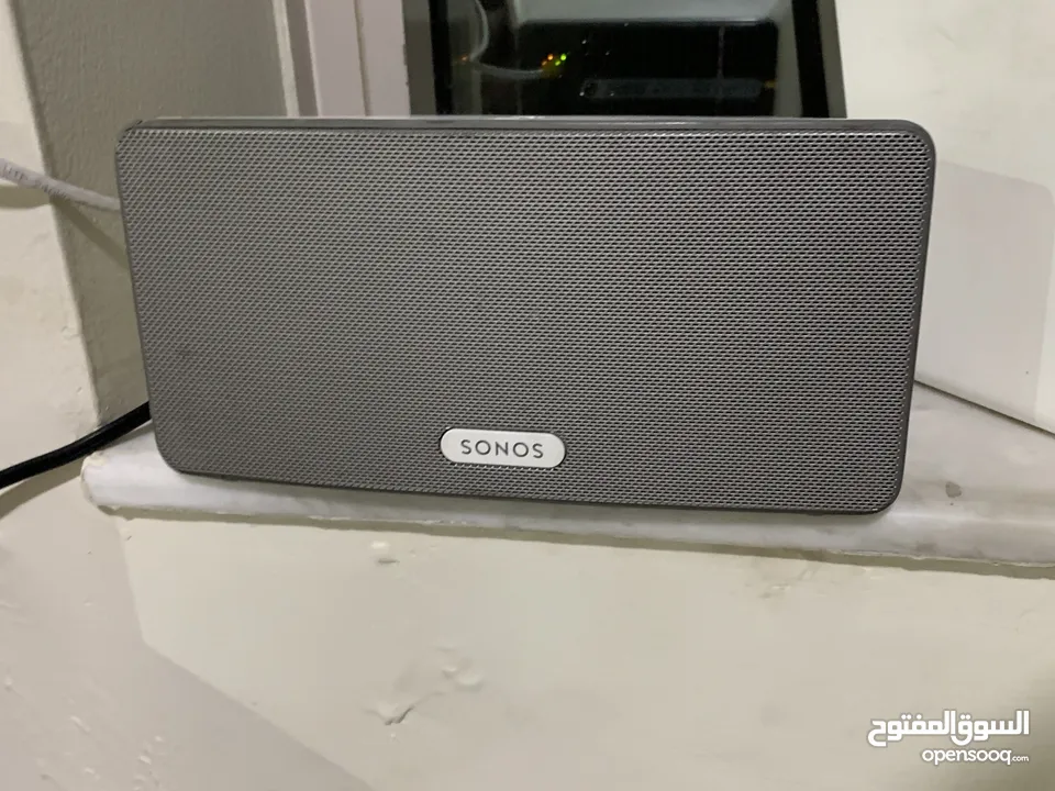 3 Sonos speaker (2 play 3 and 1 sonos one)