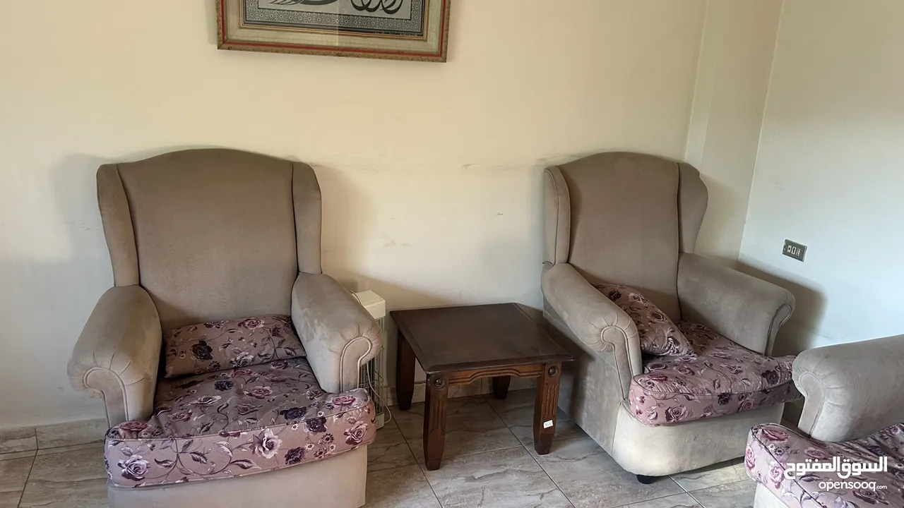 طقم كنب 9 مقاعد مستعمل للبيع – نظيف ولون بيج