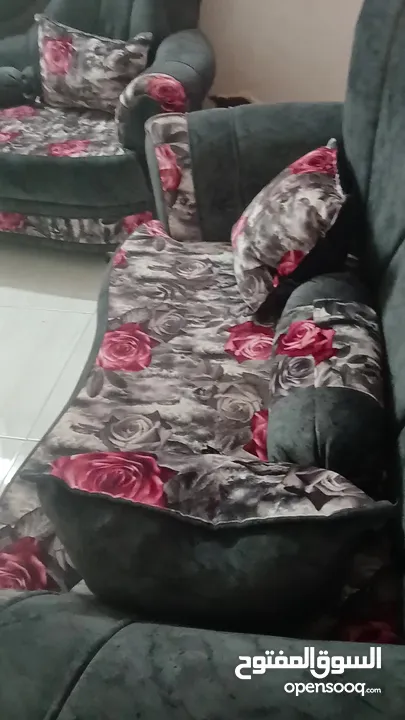طقم كنب بحاله ممتازه مع طاوله