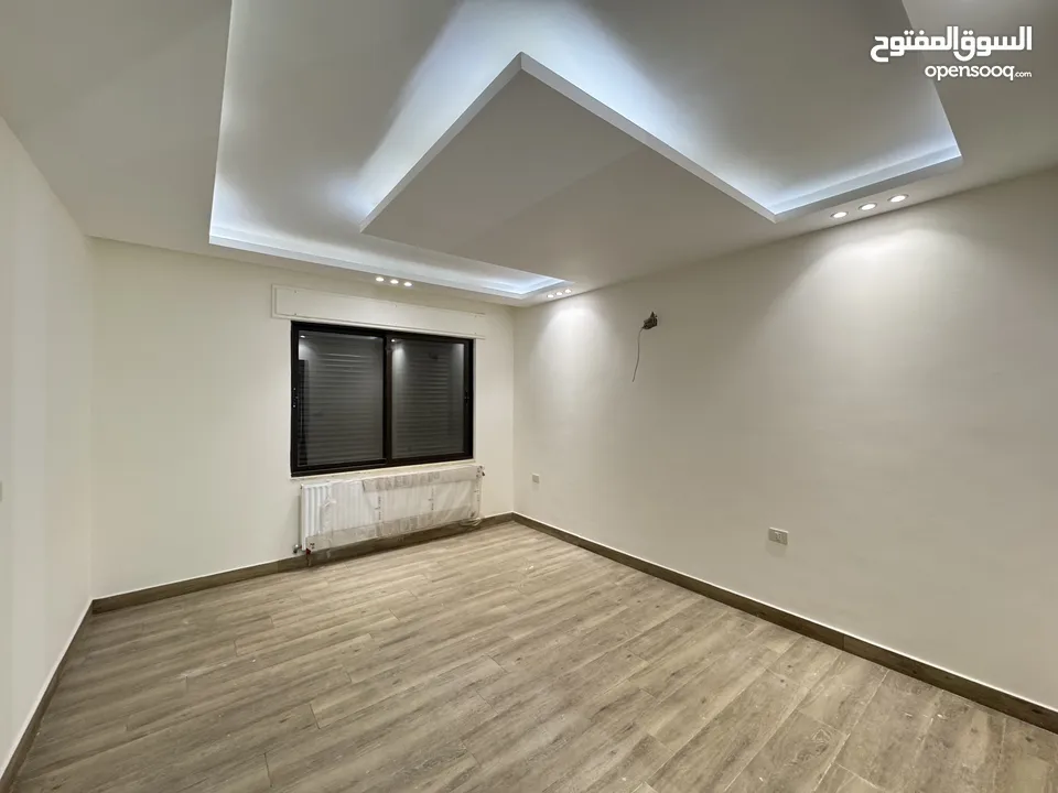 شقة طابق شبه ارضي للبيع مساحة 200م مع ترس وحديقه وكراج 250م بأجمل مناطق خلدا (مشروع 114