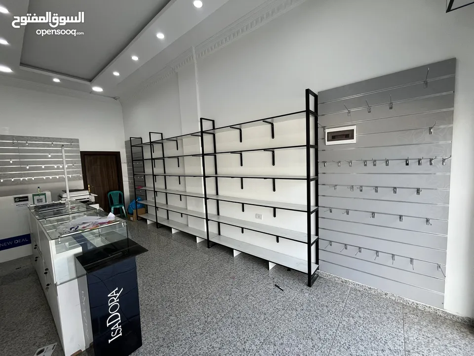 ديكور كامل ارفف و ألواح تعليق وبترينات بحالة ممتازة