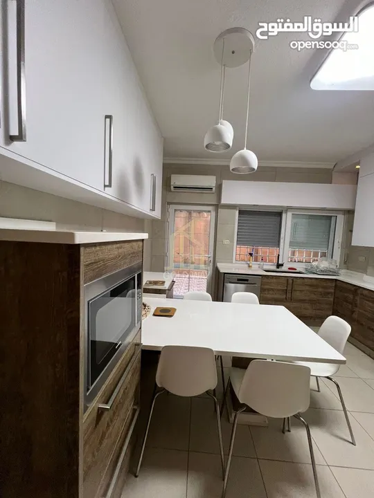 شقة مميزة للبيع طابق شبه أرضي 180م داخلي/ 130م خارجي في أجمل مناطق عبدون / ref 9356